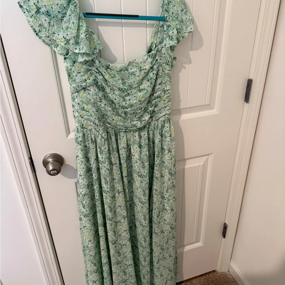 Astr Green Maxi Dress with Elegant Floral Design - Picture 3 of 5